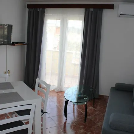 Neda Apartment *